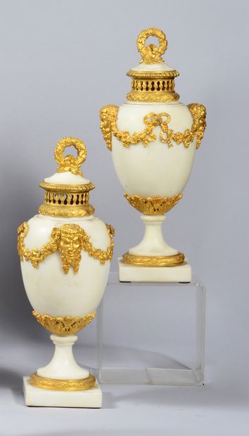 null Paire de vases pots-pourris en bronze ciselé et doré et marbre blanc de Carrare...