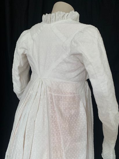 null Robe en mousseline façonnée, époque Premier Empire, vers 1812.
Voile de coton...