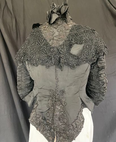 null Corsage de robe-cuirasse habillée, vers 1870.
Modèle à basque boutonné, manches...