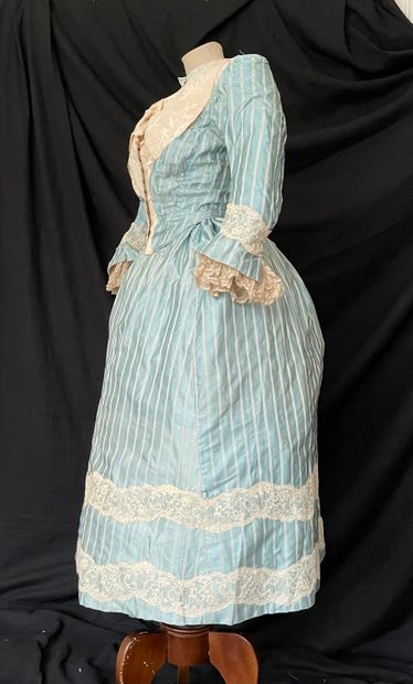 null Turquoise blue striped silk and linen day dress, circa 1890.
Pointed bodice...