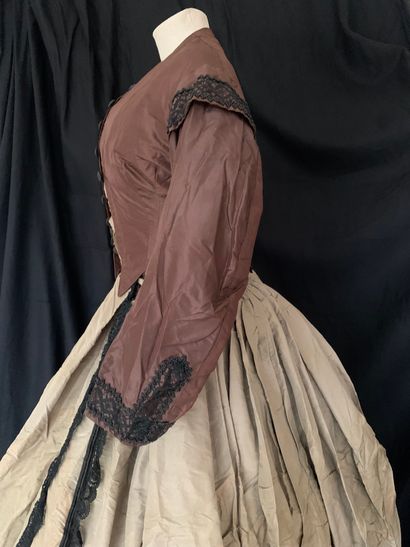 null Trois corsages de robe vers 1860, époque Napoléon III.
Taffetas de soie châtaigne,...