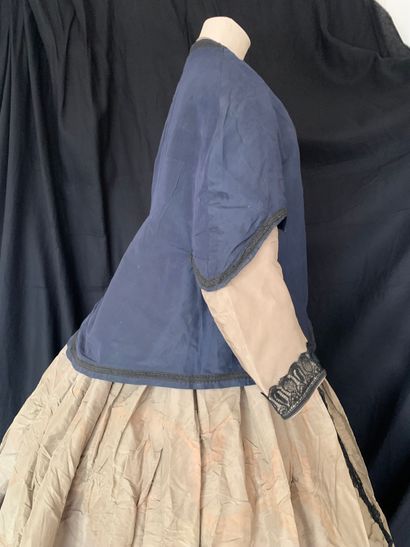 null Deux mantelets à porter sur crinoline, Second Empire, vers 1860. 
L'un habillé,...