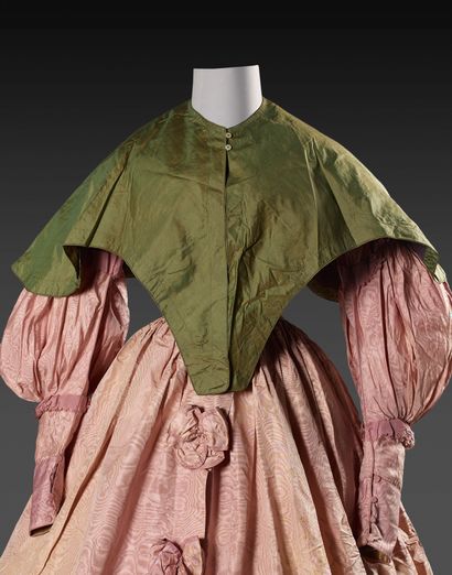 Canezou or silk mantelet, circa 1825-1830.
Green...