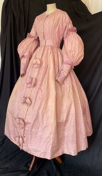 null Day dress in moiré silk, circa 1837-1839. 
Model buttoned in front, bodice with...