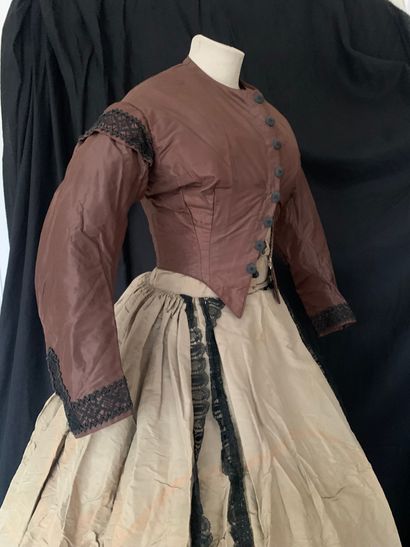 null Trois corsages de robe vers 1860, époque Napoléon III.
Taffetas de soie châtaigne,...