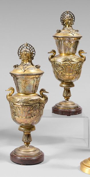null Paire de vases couverts en bronze ciselé, doré ou argenté (usures) à décor égyptisant...