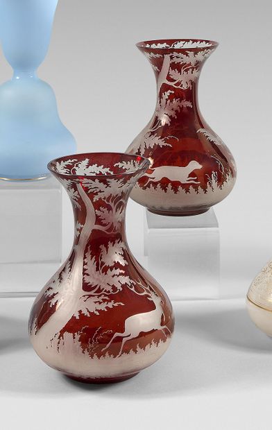 null Paire de vases bulbes en cristal à fond rouge à décor cynégétique. Bohême, XIXe...