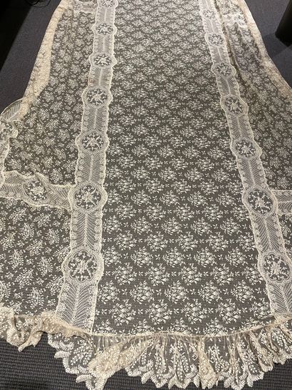 Bedspread in lace Caudry and embroidered...