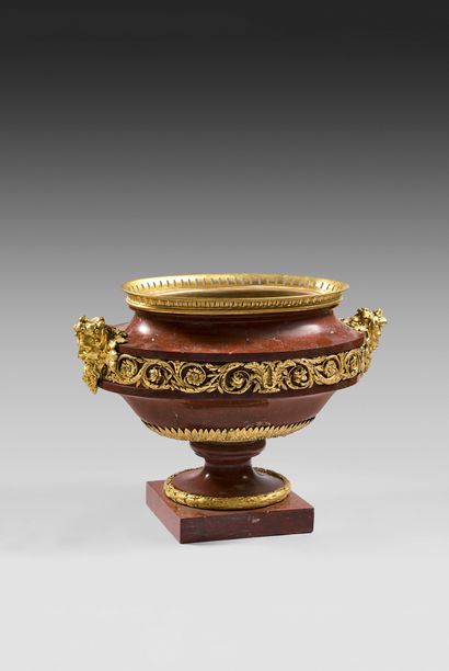 Grand vase navette en bronze ciselé et doré...