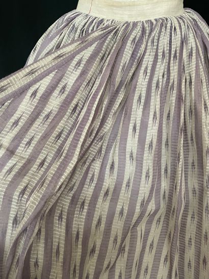 null Deux belles jupes d'été en voile de mousseline brochée ou imprimée, vers 1860,...