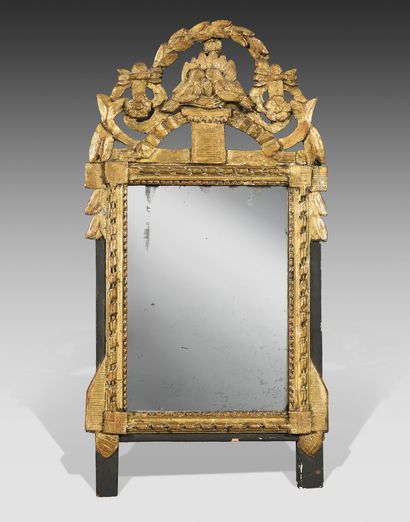 null Petit miroir au mercure dans un cadre en bois sculpté et doré à motif de rubans...