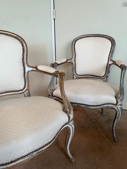 null Paire de fauteuils cabriolet en bois laqués blanc et bleu 
Style Louis XV
garniture...