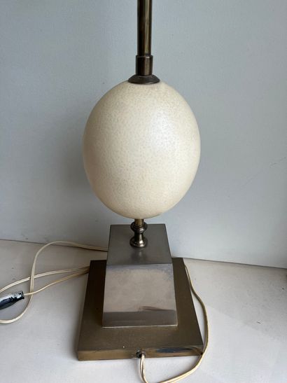 null Pied de lampe avec œuf d'autruche monté 
H : 64 cm 
Quelques usures