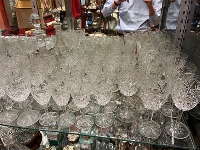 null BACCARAT Service de verres à pieds en cristal taillé (grand nombre et différentes...