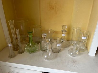 null Caisse de verrerie diverse dont carafes, soliflores, vases, vase sur piédouche,...