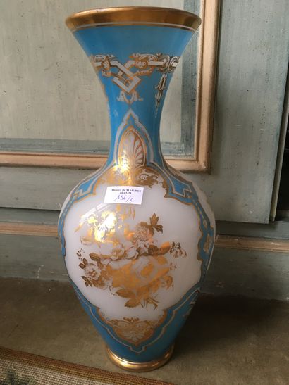 null Paire de vases opalins bleu et or, dont un accidenté monté en lampe
H : 39 cm
(Ref...