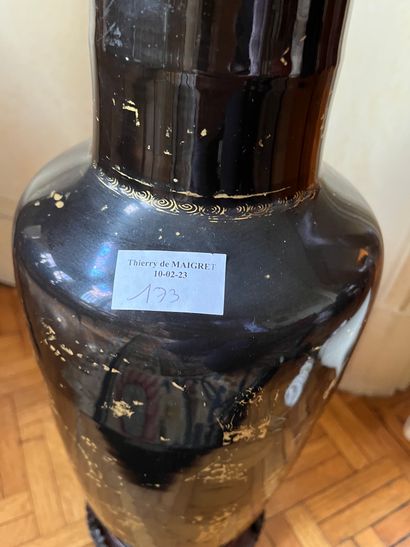 null CHINE
Vase rouleau noir et or 
(Col restauré)
H : 38 cm 
Usures au décor