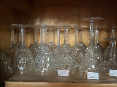 null BACCARAT Service de verres à pieds en cristal taillé (grand nombre et différentes...