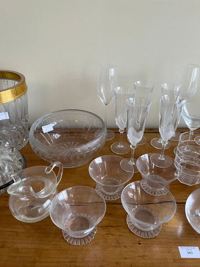 null Lot of glassware and various glasses including cognac glasses, champagne flutes,...
