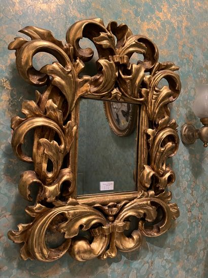 null Miroir Italien en bois doré
Eclats et fentes 
60 x 48 cm