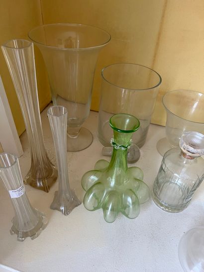 null Caisse de verrerie diverse dont carafes, soliflores, vases, vase sur piédouche,...