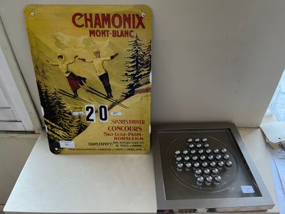 null Lot comprenant un calendrier en tôle Chamonix, un solitaire en métal chromé