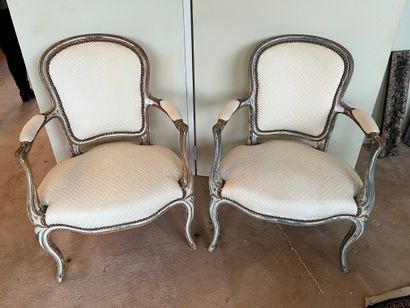 null Paire de fauteuils cabriolet en bois laqués blanc et bleu 
Style Louis XV
garniture...