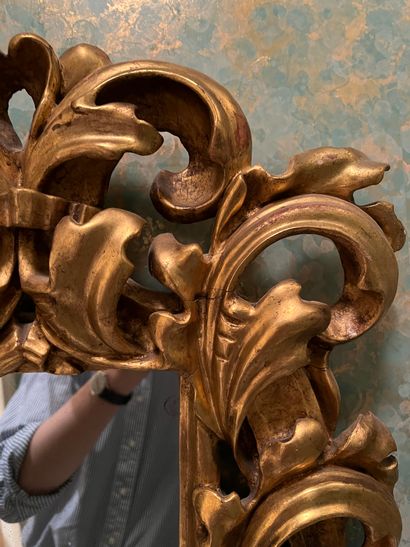 null Miroir Italien en bois doré
Eclats et fentes 
60 x 48 cm