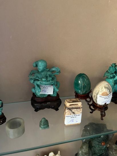 null Lot de sujets et œufs en pierre dure et turquoise comprenant personnages, œufs,...