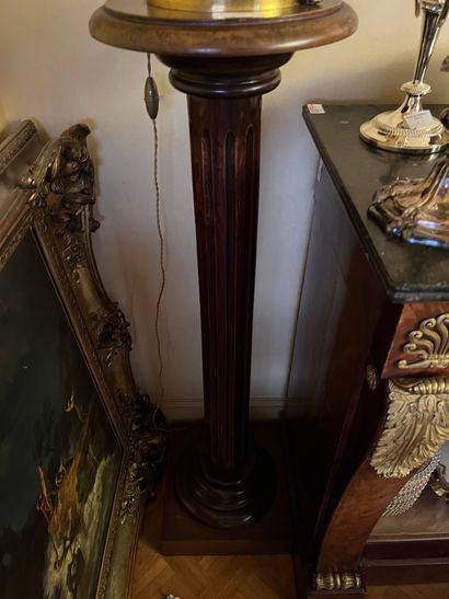 null Sellette en bois teinté, fût cannelé
Style Louis XVI
H : 107 cm