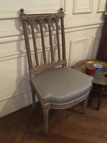 null Quatre chaises en bois laqués et sculptés, dossier à arcatures
Style Louis XVI...
