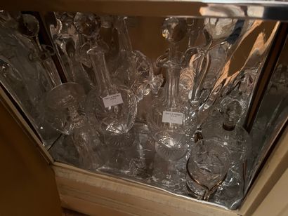 null Lot de verrerie diverses comprenant carafes, coupes et verres à vin, un verre...