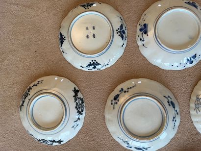 null ASIE, Cinq assiettes en porcelaine à décor dans la palette imari et cinq autres...