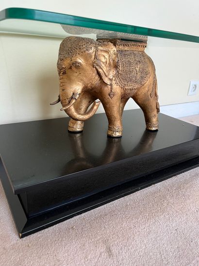 null Table basse à décor d'éléphant en métal doré, socle en bois noirci et plateau...