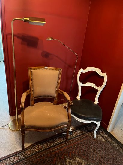 null Deux lisieuses en métal doré, une chaise laquée blanc, un fauteuil en bois naturel...