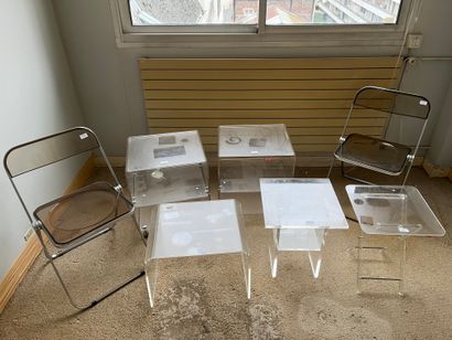 null Lot de mobilier en plexiglas, paire de bouts decanapé sur roulettes, paire de...