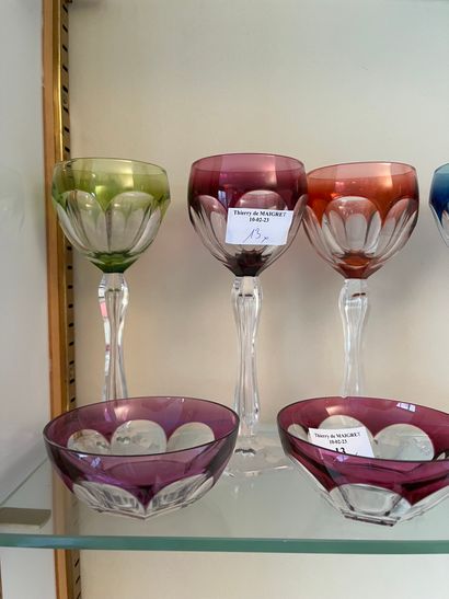null Lot de verres à vin colorés (deux modèles, 10 pour le 1er et 4 pour le second)...