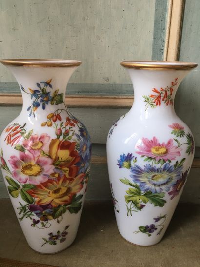 null Paire de vases opalin à décor floral
H: 30 cm
(Ref 134)