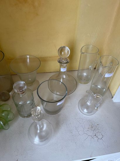 null Caisse de verrerie diverse dont carafes, soliflores, vases, vase sur piédouche,...