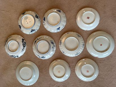 null ASIE, Cinq assiettes en porcelaine à décor dans la palette imari et cinq autres...