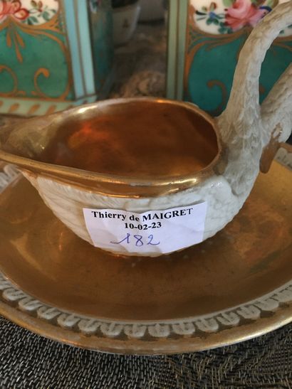 null Lot de bibelots en porcelaine : 
Une tasse et sa sous tasse en porcelaine de...