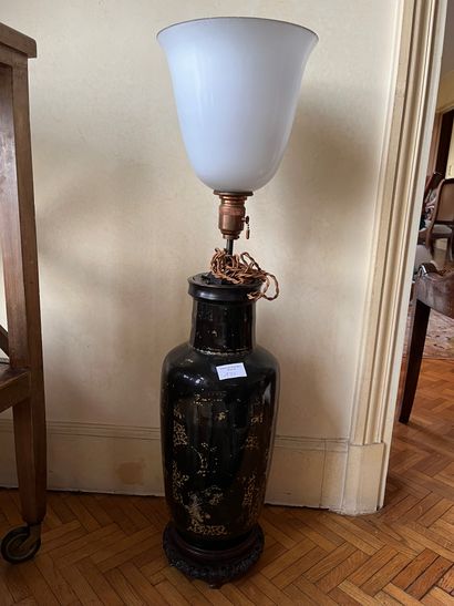 null CHINE
Vase rouleau noir et or 
(Col restauré)
H : 38 cm 
Usures au décor