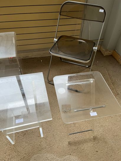 null Lot de mobilier en plexiglas, paire de bouts decanapé sur roulettes, paire de...