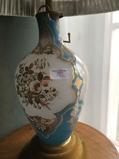 null Paire de vases opalins bleu et or, dont un accidenté monté en lampe
H : 39 cm
(Ref...