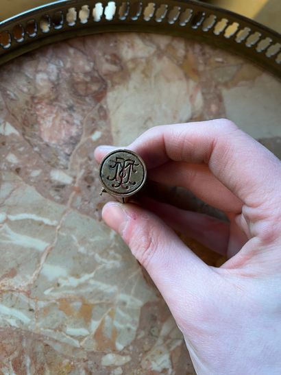 null Cachet en bronze formant cigale (Monogramme TM)
H : 5,5 cm 
