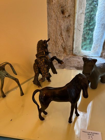null Lot comprenant différents bibelots sur le thème de l'équitation : diverses statuettes...