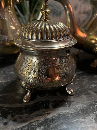 null Service à thé (trois pièces) en bronze argenté comprenant deux verseuses et...