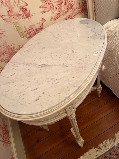 null Table de salon ovale en bois sculpté et laqué blanc, un tiroir,
style Louis...