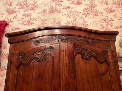 null Grande armoire en bois sculpté et mouluré, à décor de corbeille de fleurs, pieds...