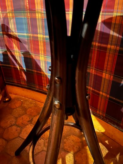 null Guéridon et 6 chaises de style bistrot en bois thermoformé collé teinté. (Style...